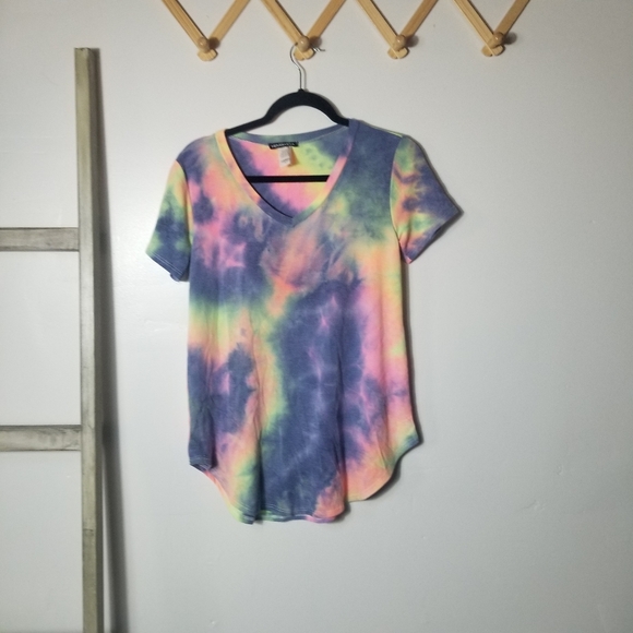 HEIMISH USA Tops - NWOT HEIMISH USA WOMEN'S TIE DYE V-NECK BLOUSE SIZE SMALL